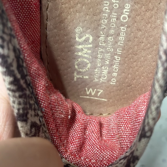 Women’s Toms size 7 - Picture 2 of 3